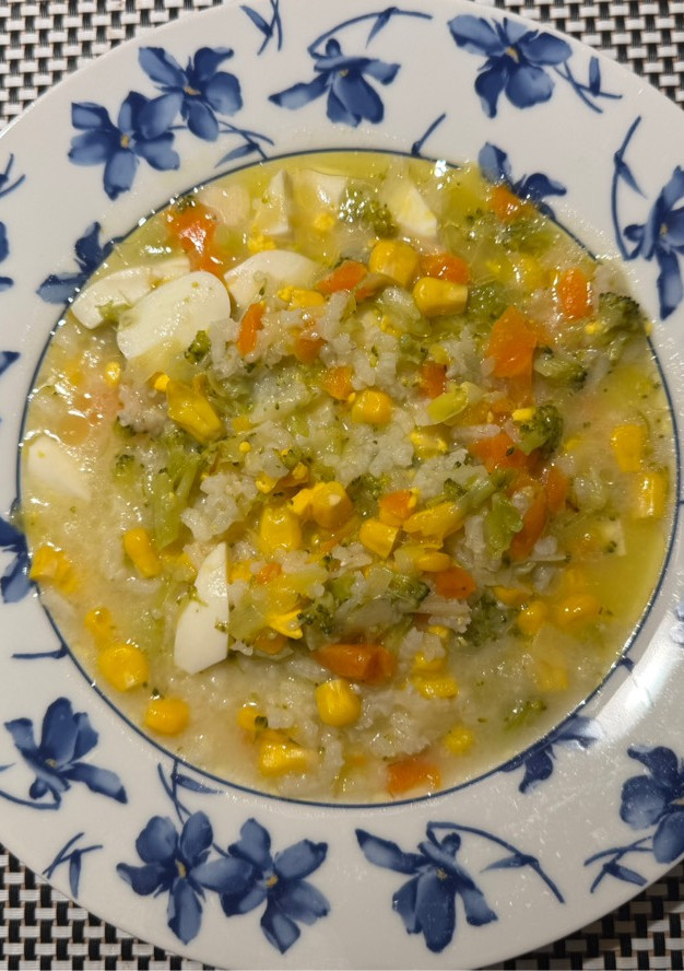 Una foto de Sopa de arroz y verduras