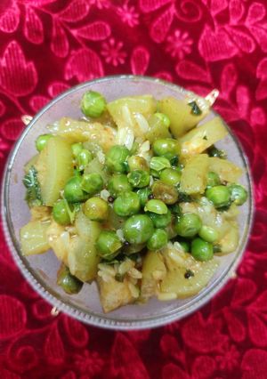दुधी मटार भाजी (Dudhi Matar Bhaji Recipe In Marathi) रेसिपी चे मुख्य फोटो