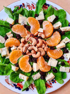 Una foto de Ensalada agridulce de mandarina y rúcula