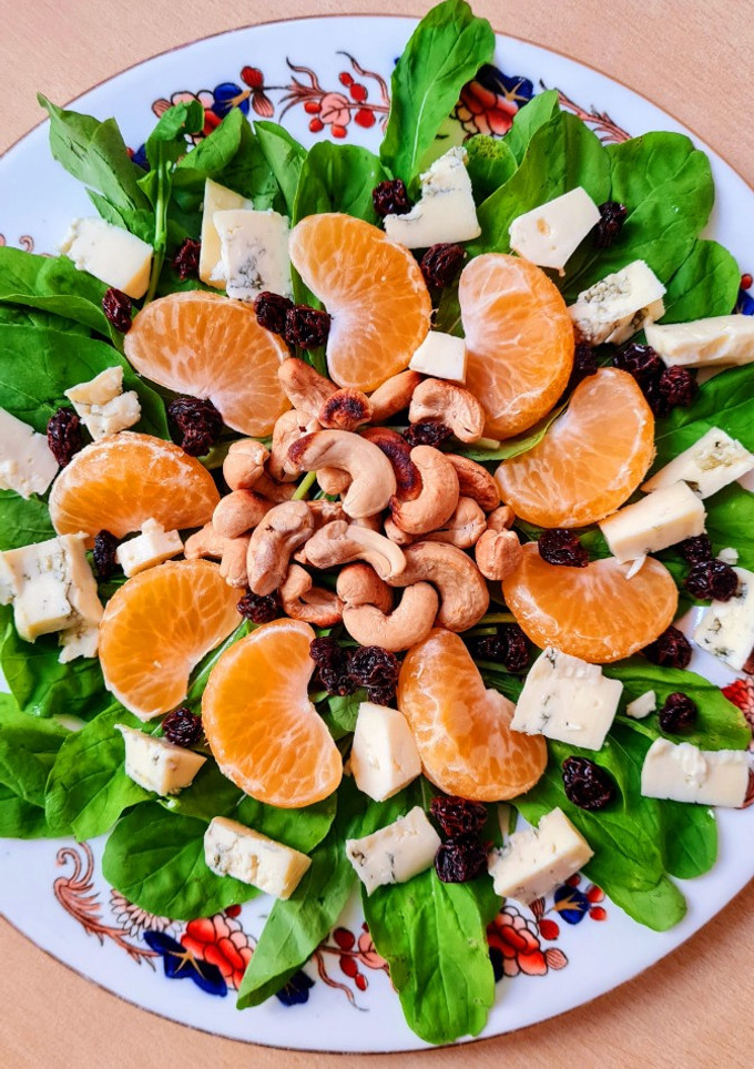 Una foto de Ensalada agridulce de mandarina y rúcula