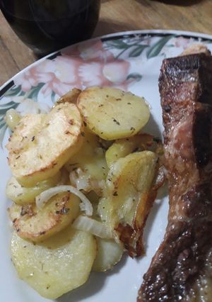 Una foto de Papas y batatas al horno con cebolla