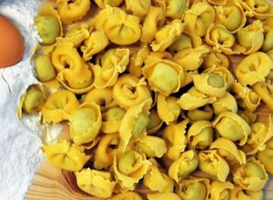 Foto di Tortellini di carne saltati con parmigiano e salvia