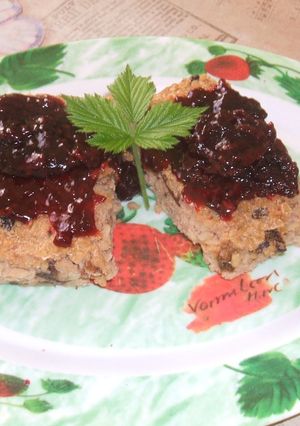 Bulgurfelfújt házi aszalt szilvával és házi szeder dzsemmel recept fotója