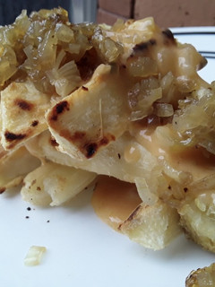 Una foto de Bastones de yuca en salsa y cebolla caramelizada🌰🍅🍯!!!
