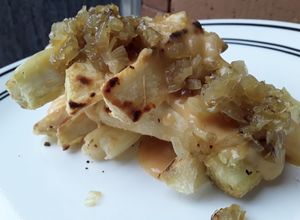 Una foto de Bastones de yuca en salsa y cebolla caramelizada🌰🍅🍯!!!
