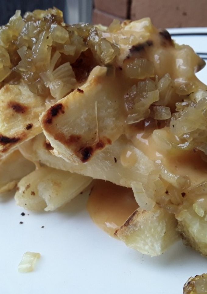 Una foto de Bastones de yuca en salsa y cebolla caramelizada🌰🍅🍯!!!