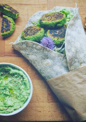 Foto di Wrap al grano saraceno con hummus di fave e falafel di piselli