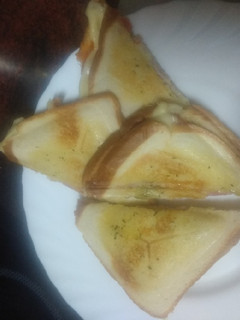 Una foto de Sándwich pizza con jamón cocido, bacon y aceitunas