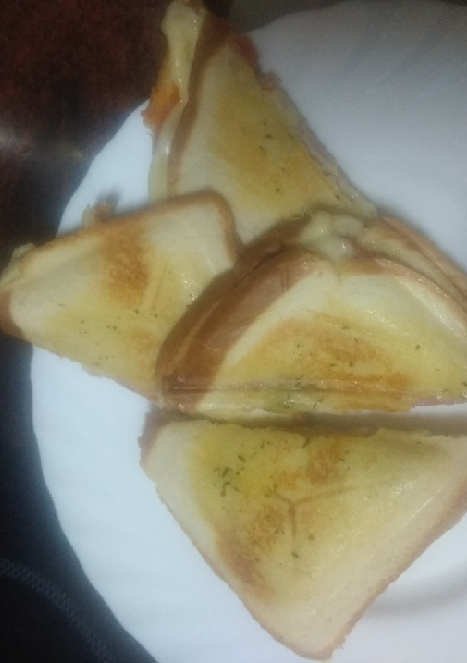 Una foto de Sándwich pizza con jamón cocido, bacon y aceitunas