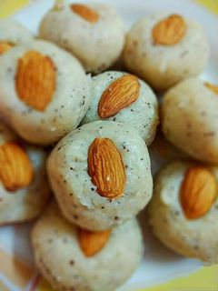 दूध से बने कोकोनट लड्डू रेसिपी मुख्य फोटो