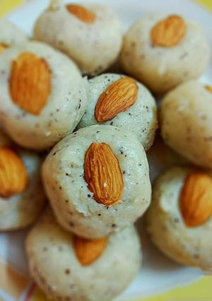 दूध से बने कोकोनट लड्डू रेसिपी मुख्य फोटो