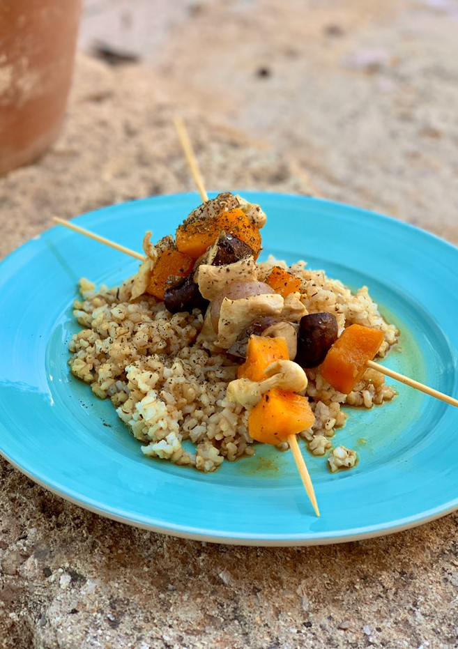 Una foto de Brochetas de pollo con verduras en estuche Lékué