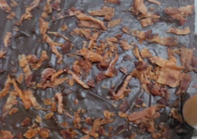 Chocolate bacon fudge with bacon crackling