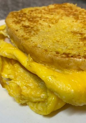 Una foto de Tostadas con huevo en sartén 🍞 🍳