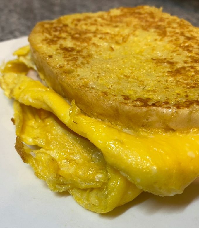 Una foto de Tostadas con huevo en sartén 🍞 🍳