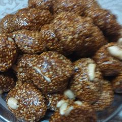 A picture of Til laddoo.