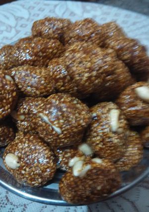 A picture of Til laddoo.