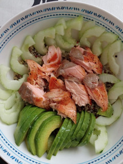 Una foto de Poke bowl de quinoa con salmón a la plancha
