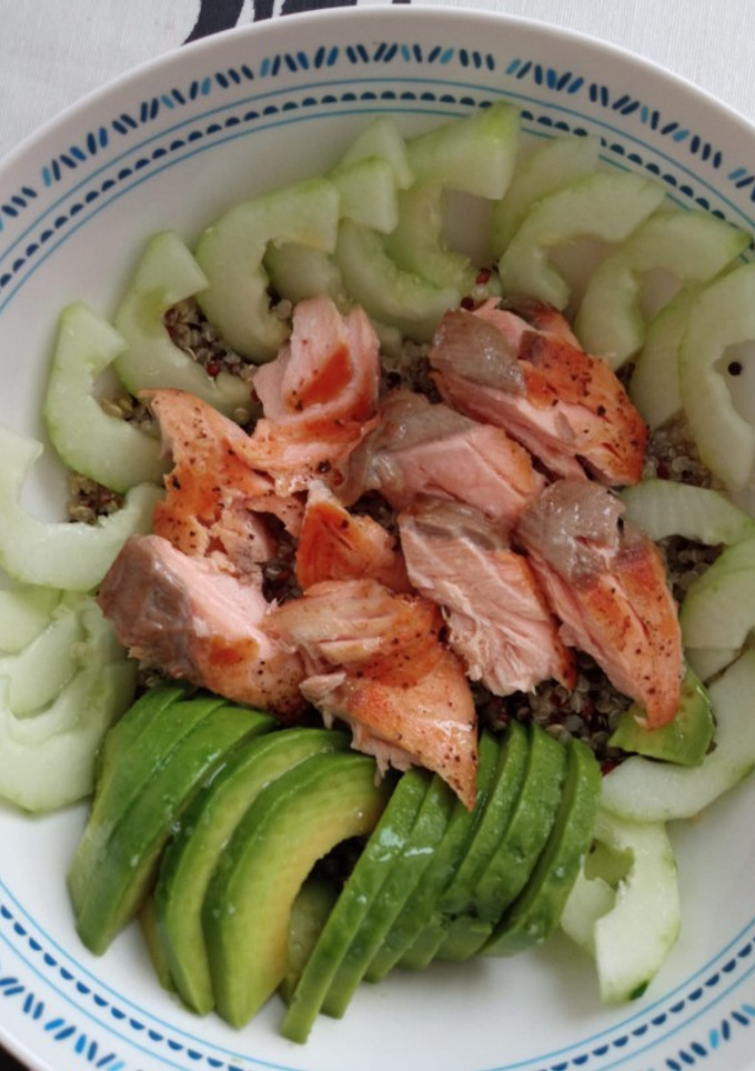 Una foto de Poke bowl de quinoa con salmón a la plancha
