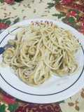 Fideos con salsa de guacamole y atún