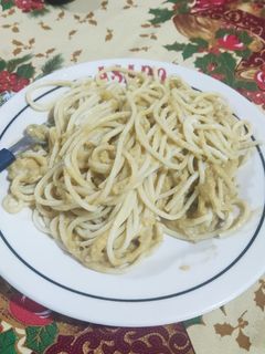 Una foto de Fideos con salsa de guacamole y atun