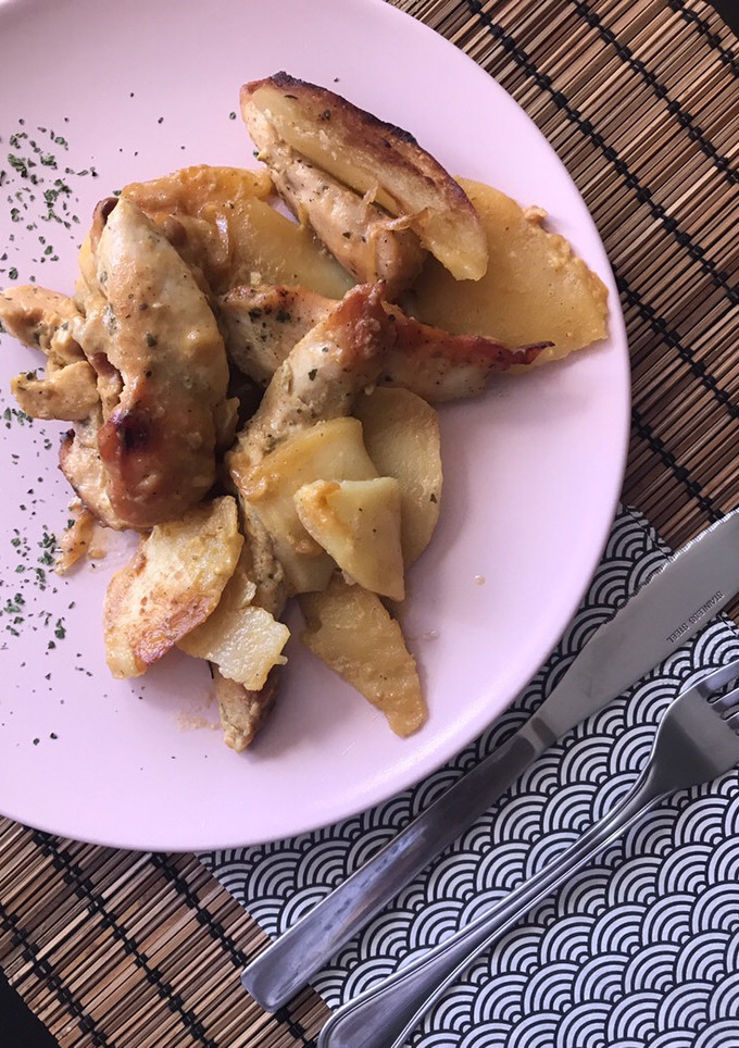 Una foto de Pechugas a la miel y mostaza con cebolla caramelizada 🍗