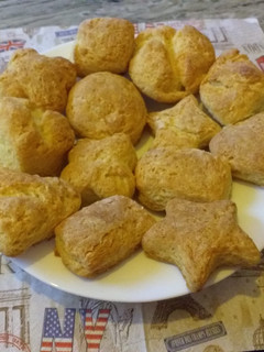 Una foto de Escones de queso con moldes