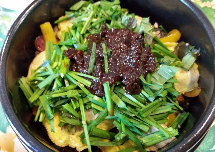 Recipe of Any-night-of-the-week Oyster Chive Multigrain Bibimbap 牡蛎韭菜杂粮石锅拌饭