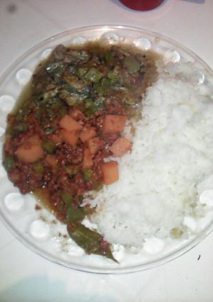 Una foto de Papas con longaniza en chile verde