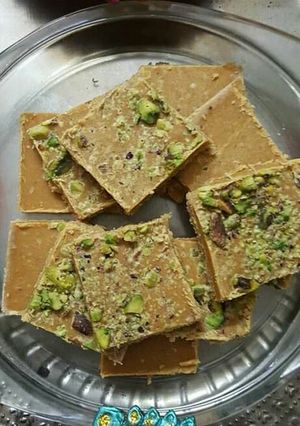 बेसन की चिक्की (Besan Ki chikki recipe in Hindi) रेसिपी मुख्य फोटो