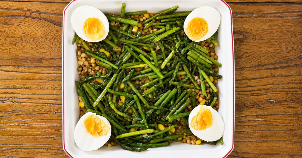 Ensalada de lentejas con espárragos y huevo