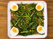 Una foto de ensalada de esparragos