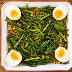 Una foto de Ensalada de lentejas con espárragos y huevo