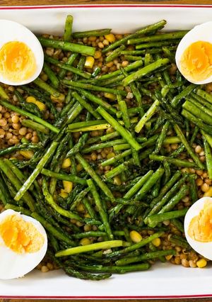 Una foto de Ensalada de lentejas con espárragos y huevo