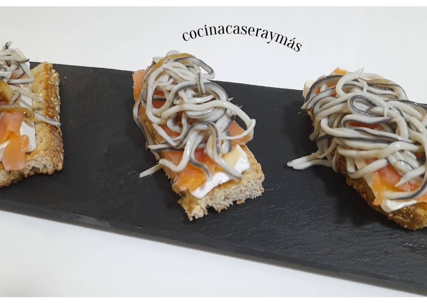 Mini tosta de salmón y gulas