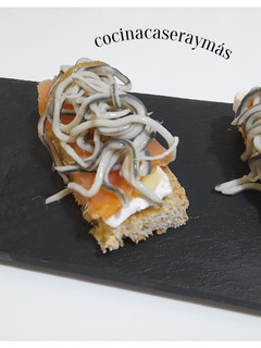 Una foto de Mini tosta de salmón y gulas