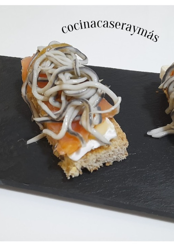 Una foto de Mini tosta de salmón y gulas