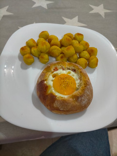 Una foto de Pan tostado con huevo frito y patatas