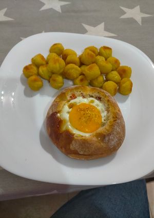 Una foto de Pan tostado con huevo frito y patatas