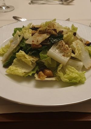 Una foto de Ensalada tibia de lechuga y espinacas