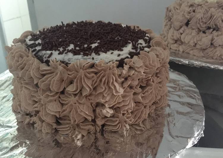 Kue ulang tahun (base cake brownis kukus)dgn Frosting sederhana