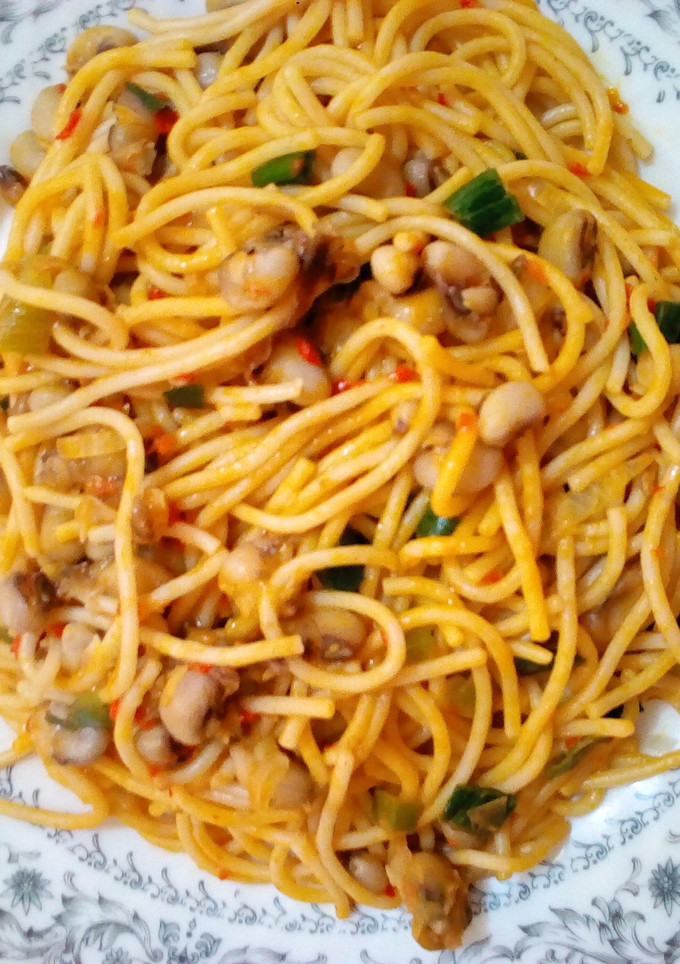 A picture of Jollof spaghetti and beans.