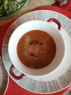 Una foto de Crema de tomates y apio