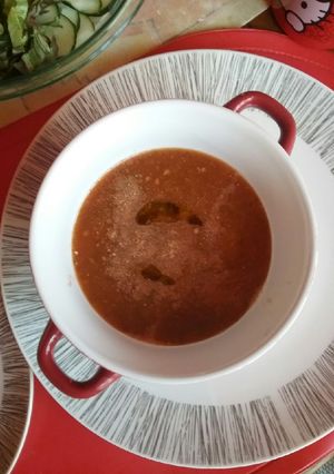 Una foto de Crema de tomates y apio