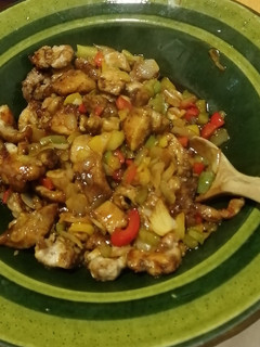 Una foto de Pollo con verduras estilo cantonés
