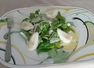 Una foto de Ensalada de berro cebolla y pera