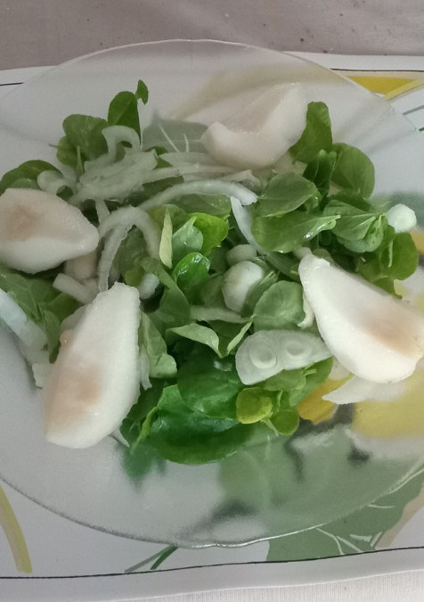 Una foto de Ensalada de berro cebolla y pera