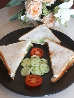વેજ મેયોનીઝ સેન્ડવીચ (Veg Mayonnaise Sandwich Recipe In Gujarati) રેસીપી મુખ્ય ફોટો
