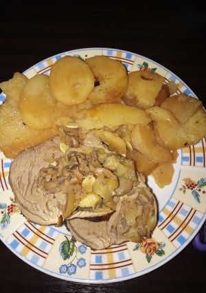 Gombás cukkinis szűzpecsenye tepsiben sült krumplival recept fotója