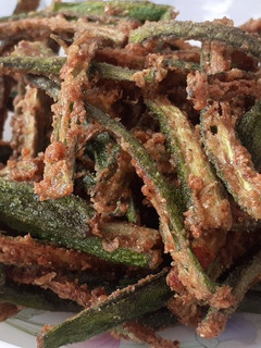 કરારી ભીંડી ડ્રાય મસાલા સબ્જી (Crunchy Bhindi Dry Masala Sabji Recipe In Gujarati) રેસીપી મુખ્ય ફોટો